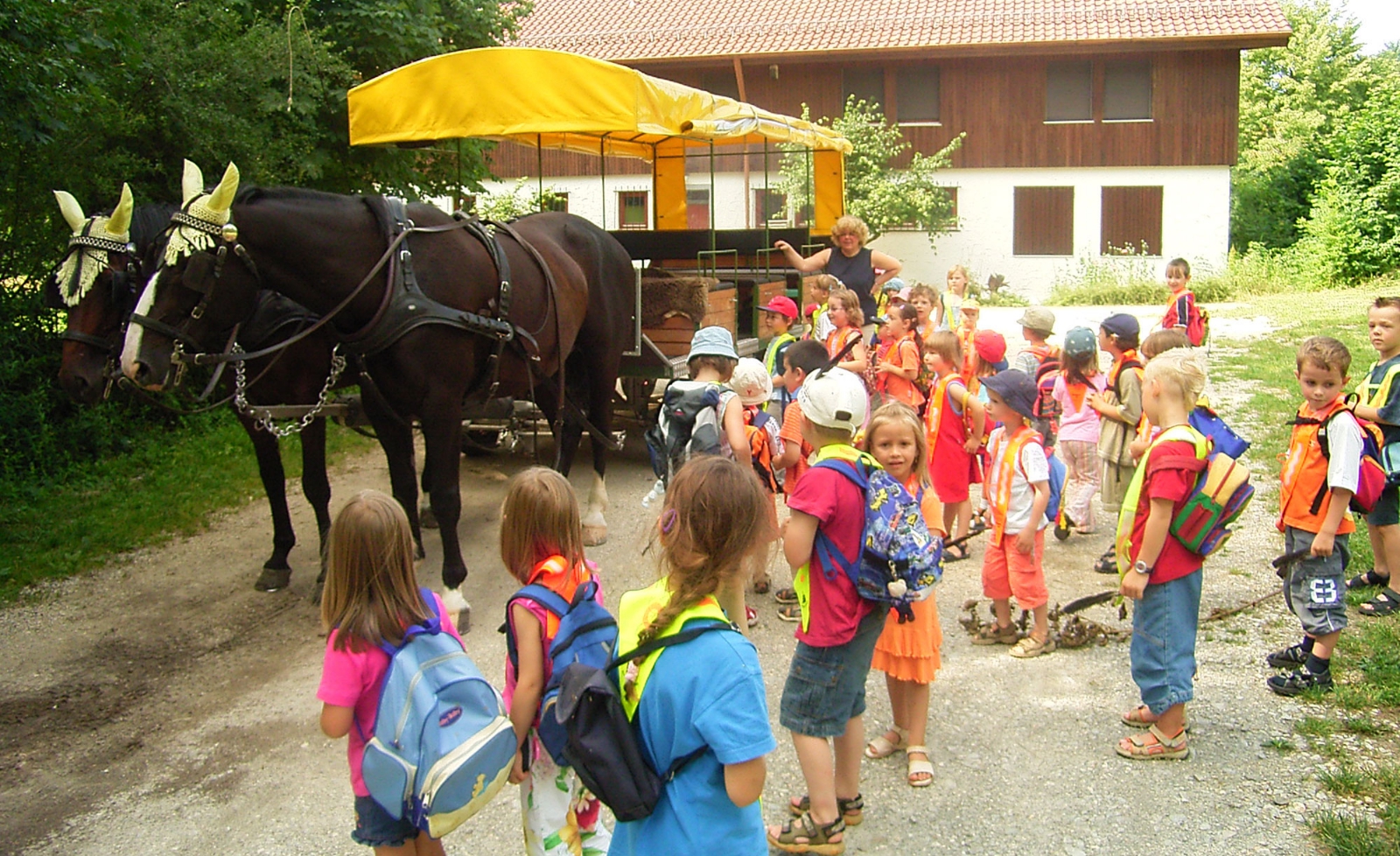 Die Kinder warten aufgeregt, bis sie einsteigen dürfen.