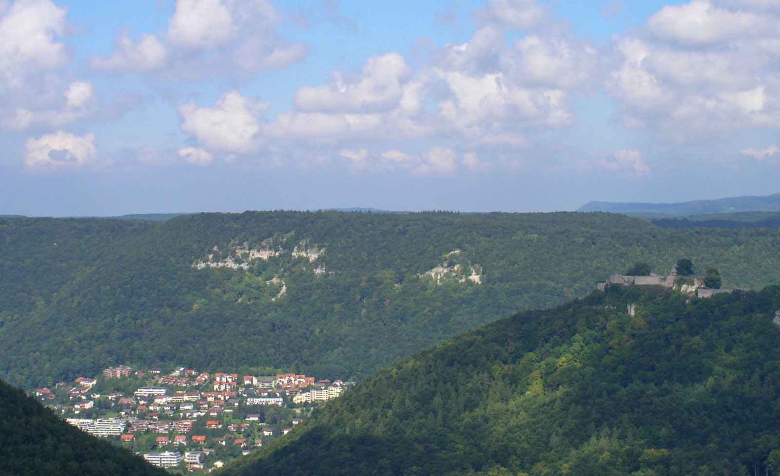 Traumhafte Aussicht auf die Ruine Hohen Urach.