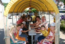 Dorffest! Es ist gemütlich in der Planwagen.